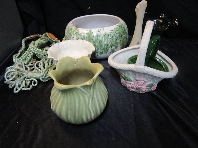 lot 120 image: Various PotsVases