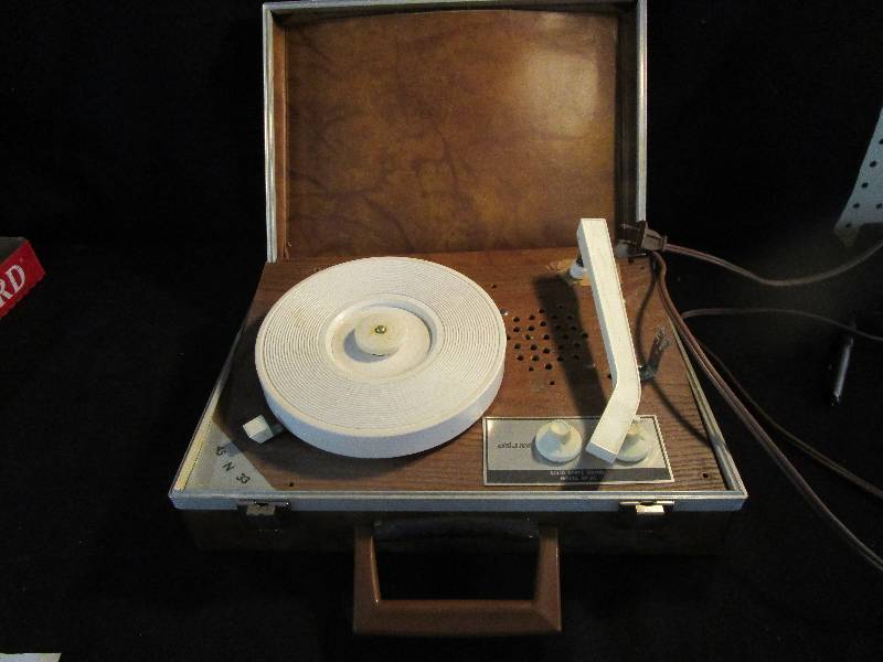 lot 123 image: Record Player, Use for parts, Does work but Handle is pulled away from Base