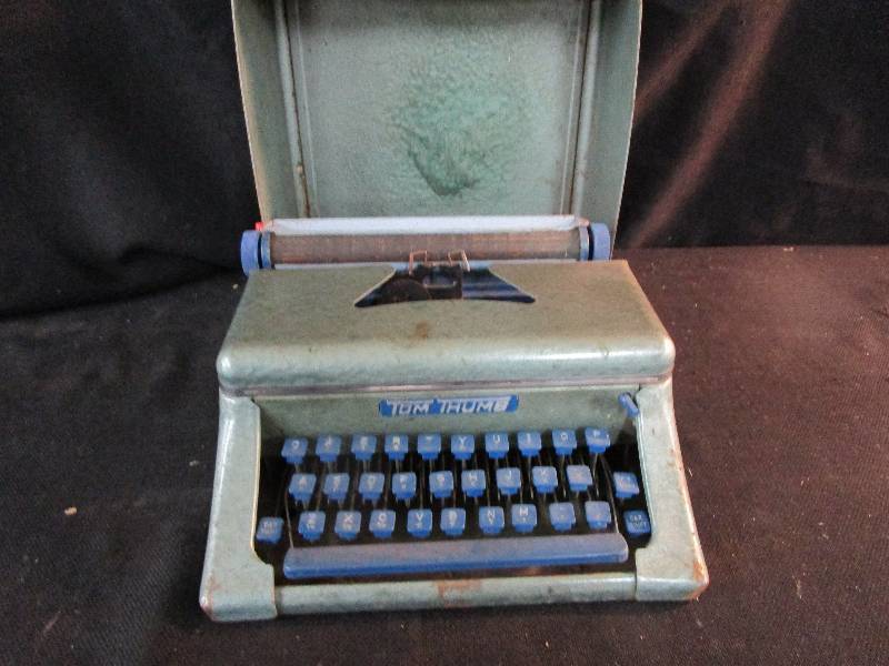 lot 128 image: Vintage Tom Thumb Typewriter
