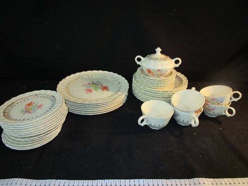 40 piece Taylor Smith Made in The USA Dishes Some chips