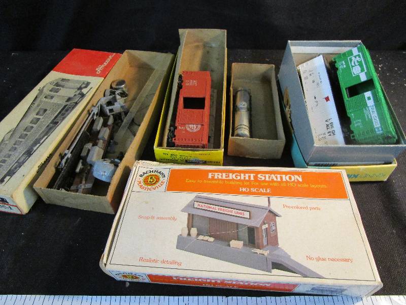 Train and Train Parts and Model Railroad  Magazines and Binder