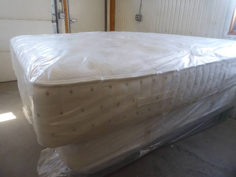 lot 9 image: Brand New Asteria Athens Collection Luxury Plush King Mattress