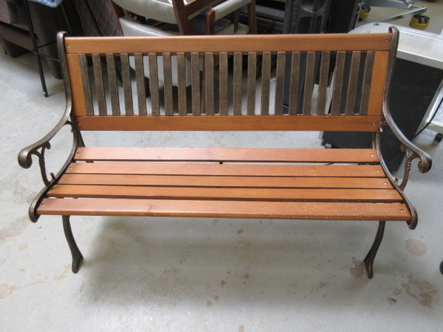 WOOD AND CAST IRON GARDEN BENCH