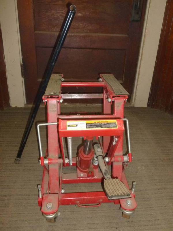 lot 1 image: Motorcycle Jack