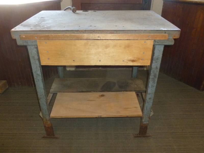 lot 6 image: Shop Bench