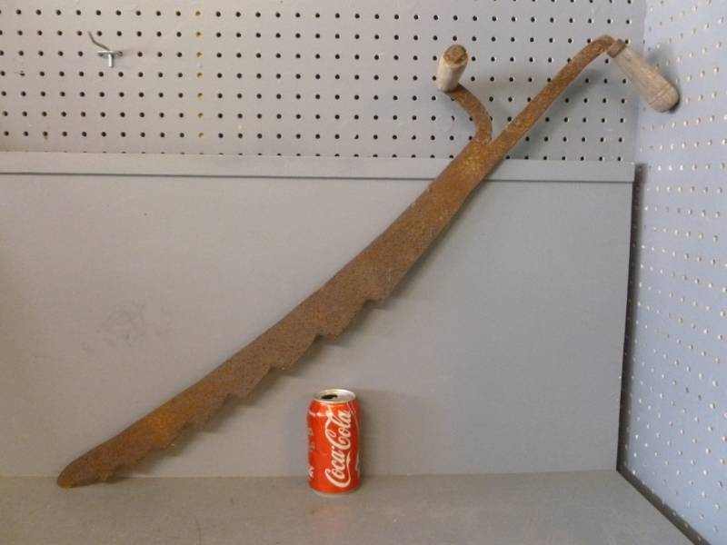 lot 32 image: Antique Hay Knife