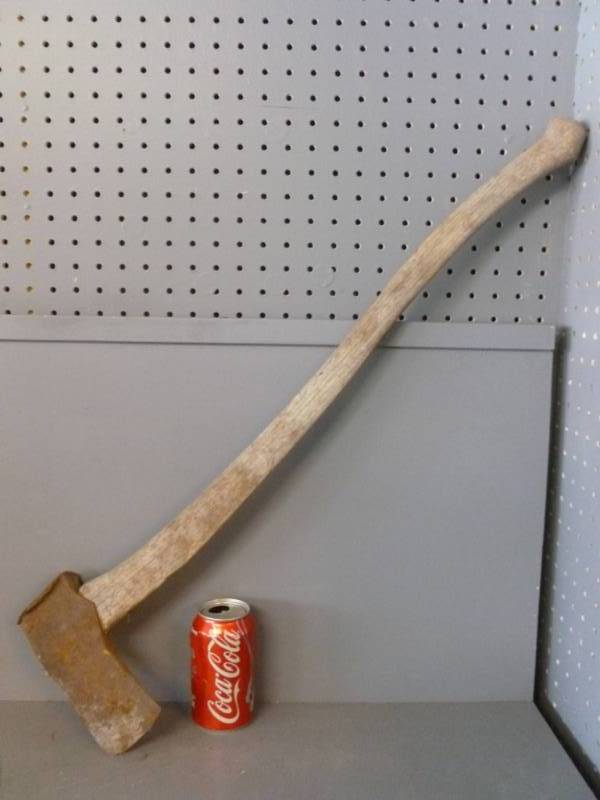 lot 34 image: Vintage Ax
