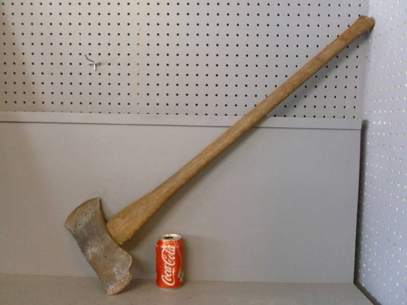 lot 42 image: Vintage Ax