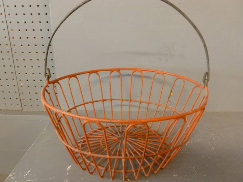 lot 68 image: Vintage Egg Basket
