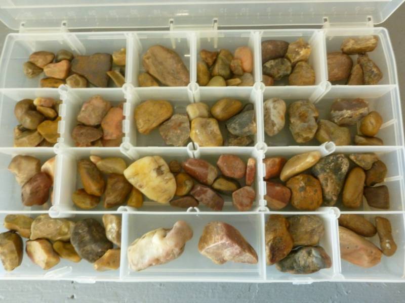 lot 216 image: Collector Rocks