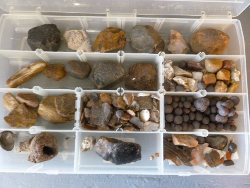 lot 220 image: Collector Rocks
