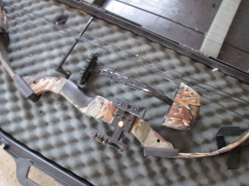 Trophy Hunter Bear Archery bow in c...