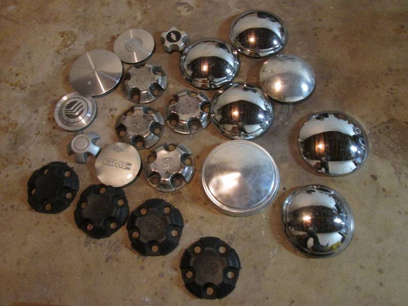 Lot of assorted hubcaps...