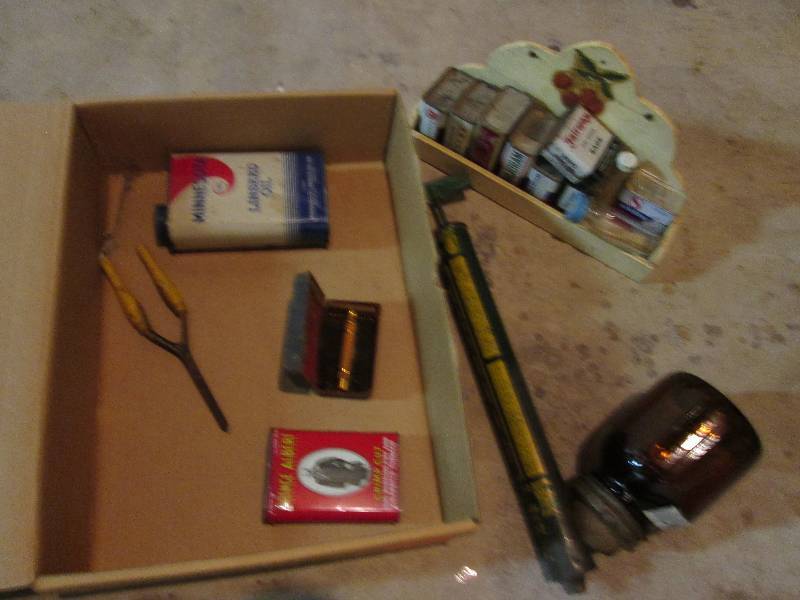 Lot of vintage cans and spice conta...