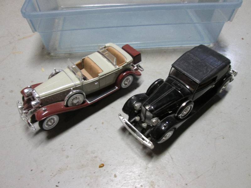2 Model vintage cars...