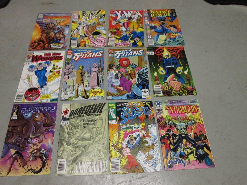 Lot of 12 comics...