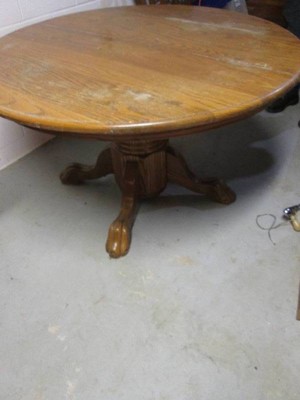 Solid Oak 4 foot round table, very ...