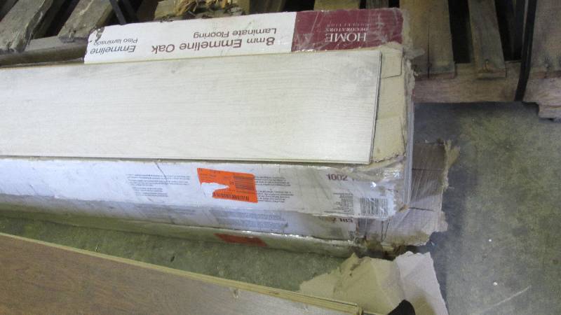 lot 8 image: 3 Cases Home Decorators Collection ...