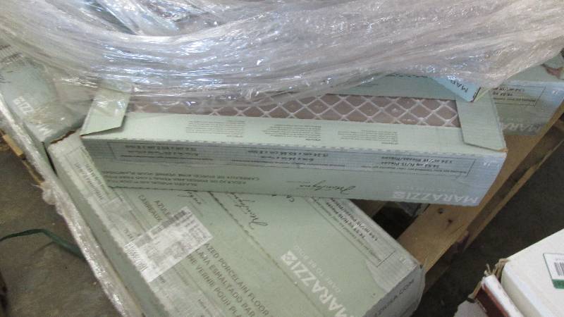 lot 23 image: 12 Cases Marazzi Montagna Smoky Bla...
