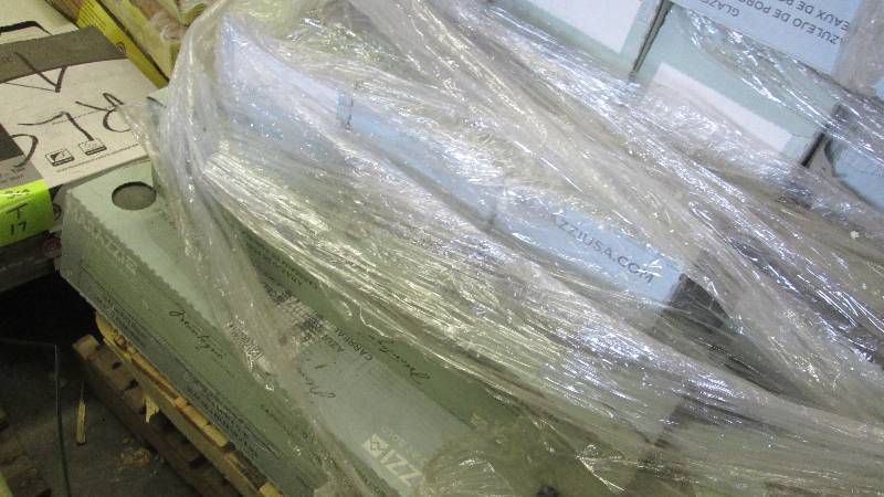 lot 24 image: 12 Cases Marazzi Montagna Smoky Bla...