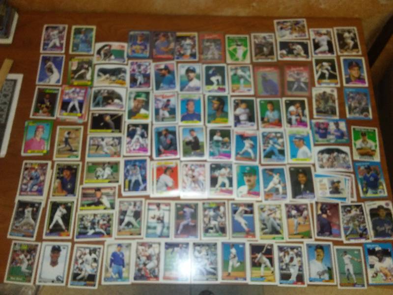 lot 4 image: MLB, 3.5 inches of Rookies, HOF