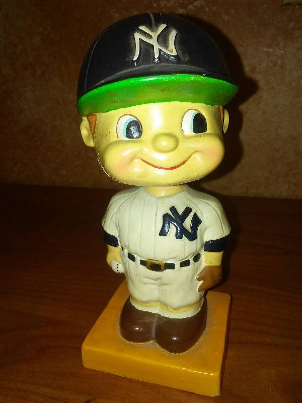 lot 67 image: Vintage 50s NY Yankees Bobble Head