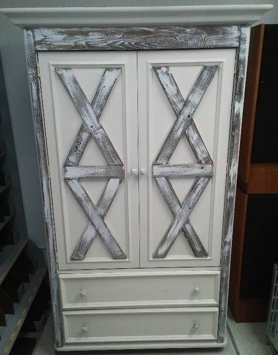 Broyhill Bedroom Armoire, 73 x 44 x 21 on casters