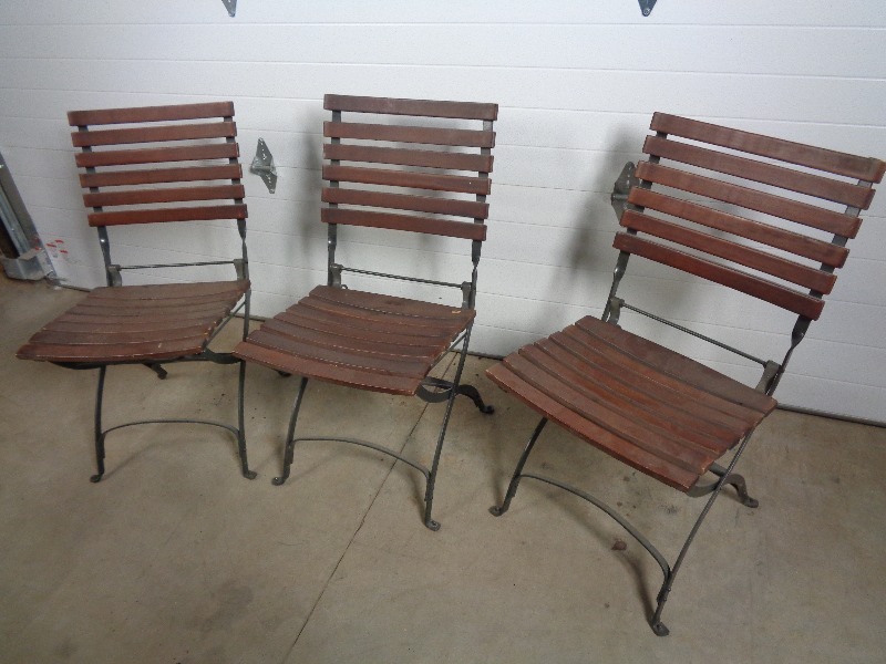 lot 17 image: 3 Nice Folding Patio Chairs