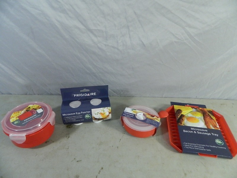 lot 25A image: New Frigidaire Microwave Items