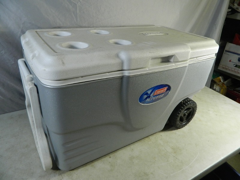 lot 113 image: Coleman Xtreme Cooler on Wheels