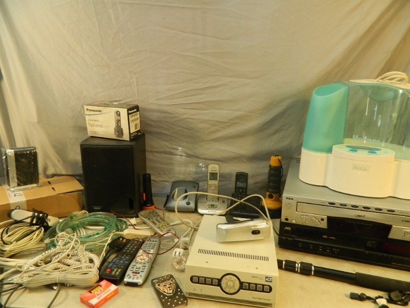 lot 122 image: Assorted Electronics