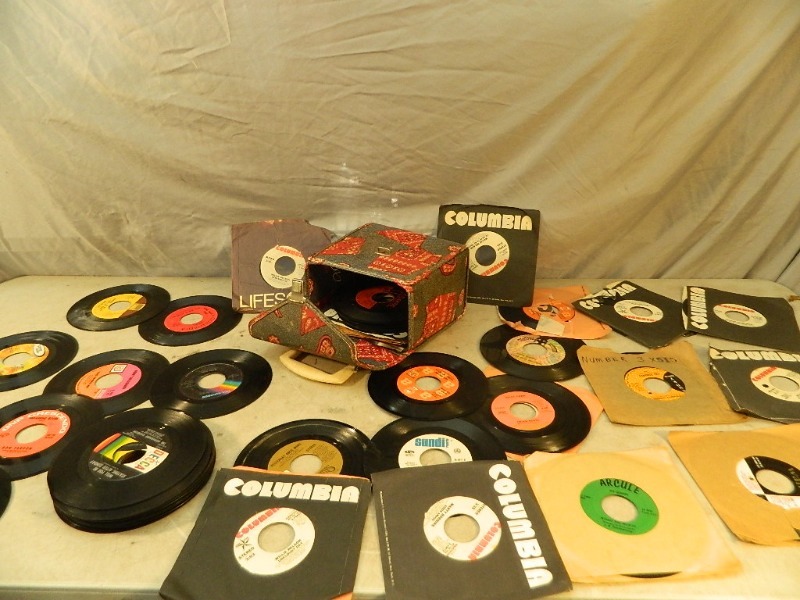 lot 124 image: Cute Little Vintage Case Full of Old Small Records