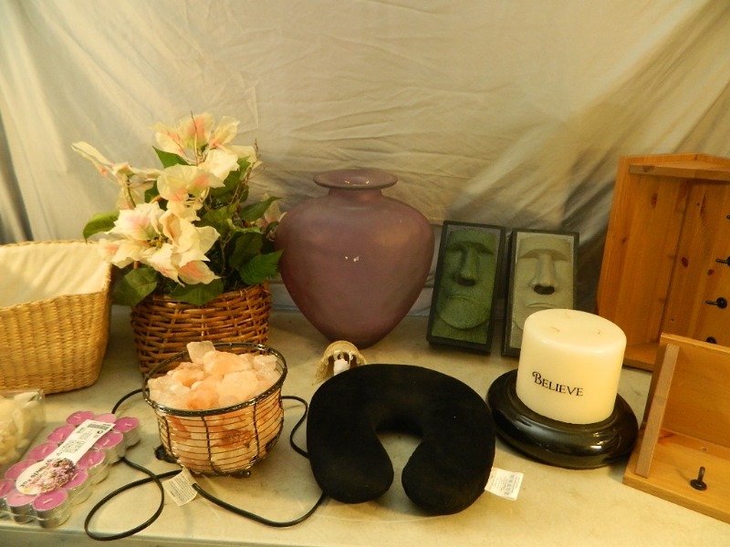 lot 125 image: Salt Rock Lamp and Decor