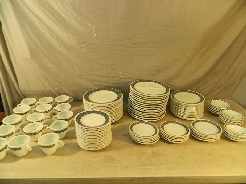 lot 131 image: Vintage Pyrex and Anchor Hocking Dishes