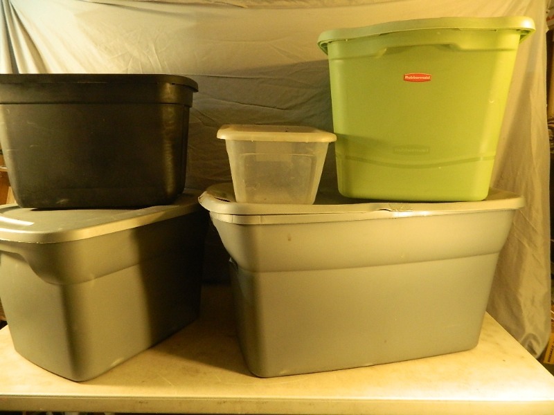 lot 144 image: 5 Assorted Totes with Lids