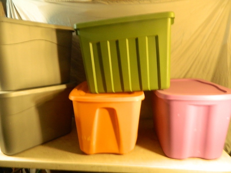 lot 145 image: 5 Assorted Totes with Lids