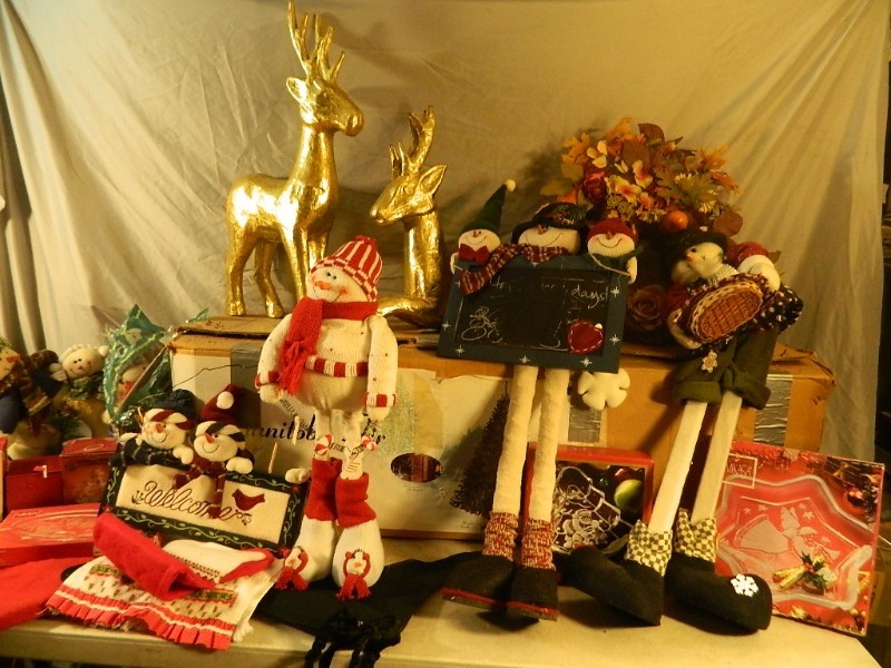 lot 146 image: Holiday Decorations