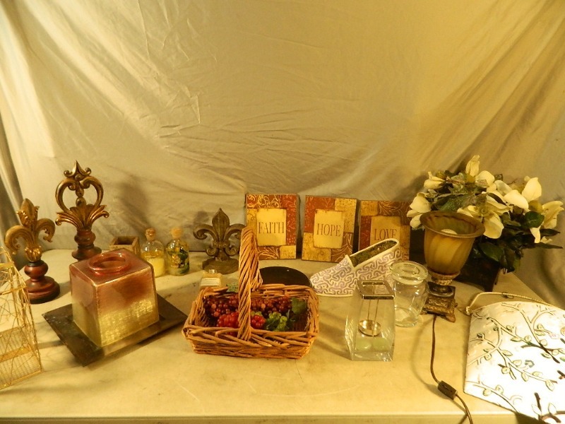 lot 149 image: Home Decor