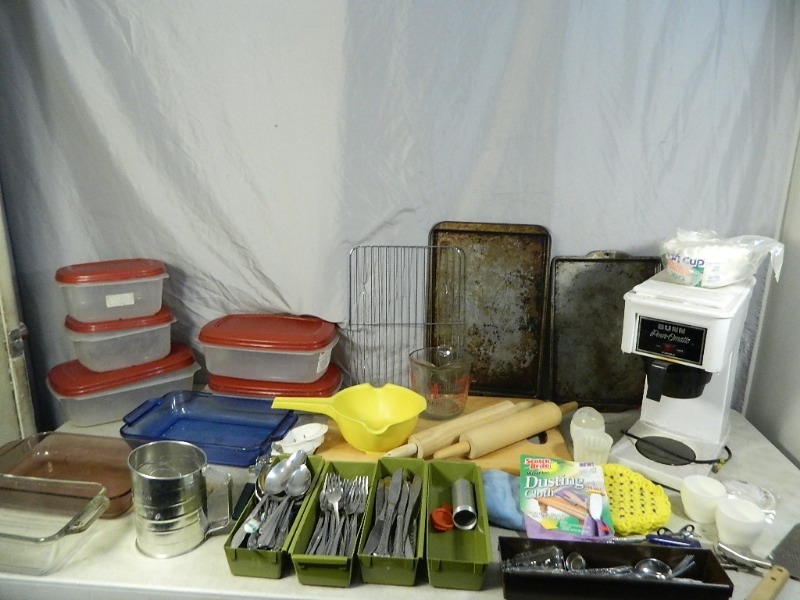 lot 162 image: Kitchen Items