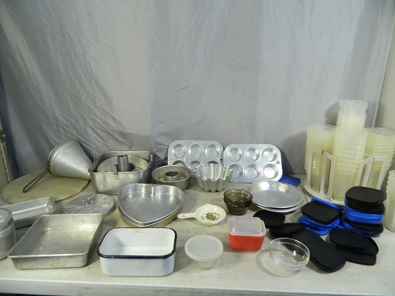 lot 175 image: Vintage Pyrex, Storage Containers, More