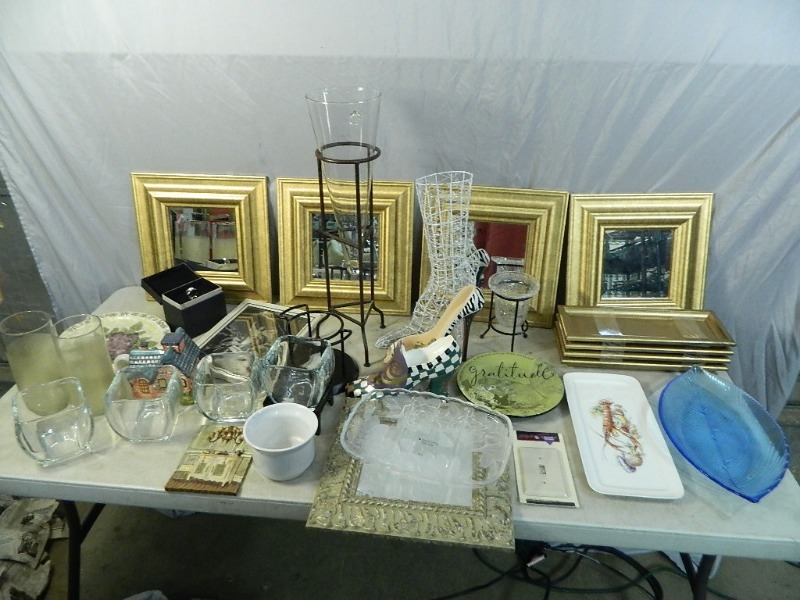 lot 192 image: Wall Hangings, Home Decor, Candle Holders, Etc