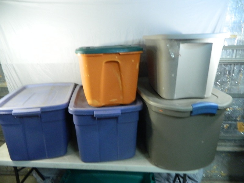 lot 198 image: 5 Assorted Totes with Lids