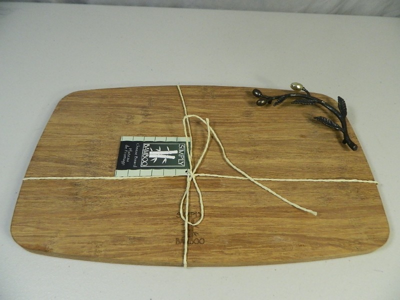 lot 4 image: New Simply Bamboo Cheese Cutting Board
