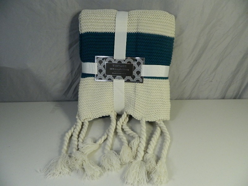 lot 22 image: New Vintage 100% Acrylic Throw