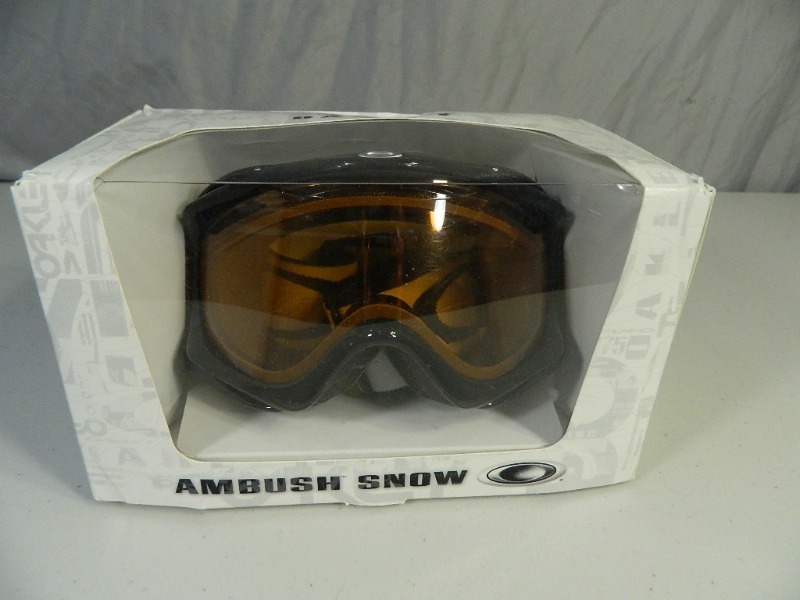 lot 29 image: New Oakley Ambush Snow Goggles