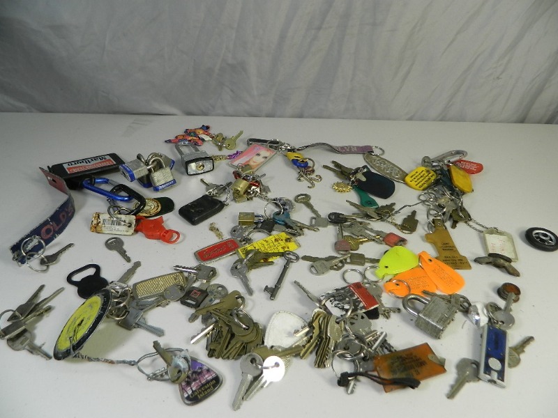 lot 30 image: Large Lot of Keys, Keychains, Locks