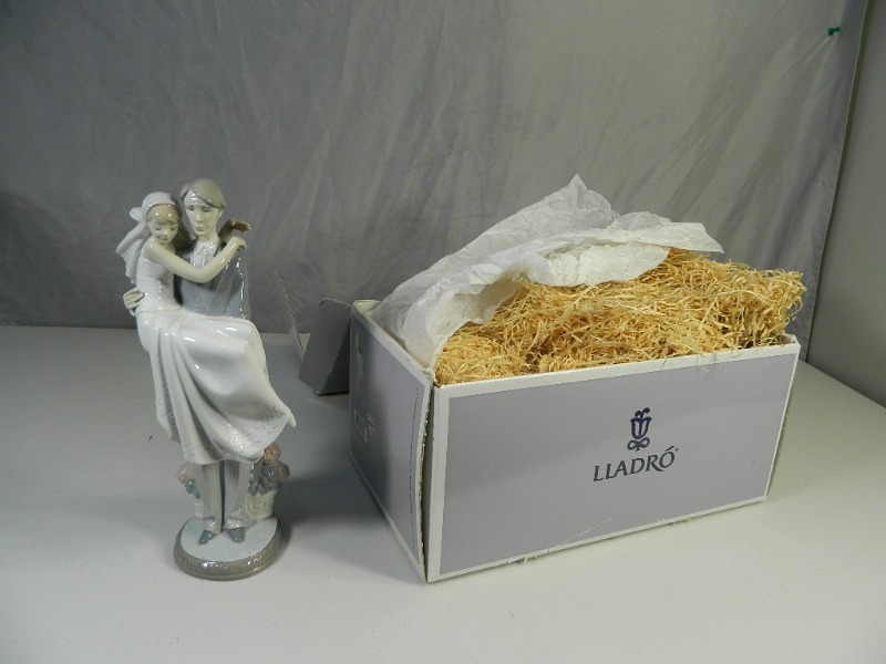 lot 34 image: LLADRO Figurine