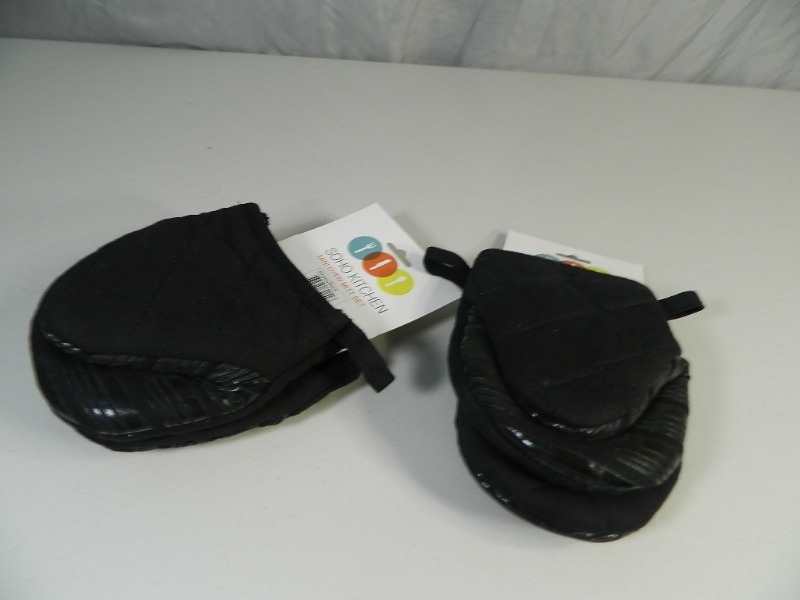 lot 36 image: 2 New Mini Oven Mit Sets