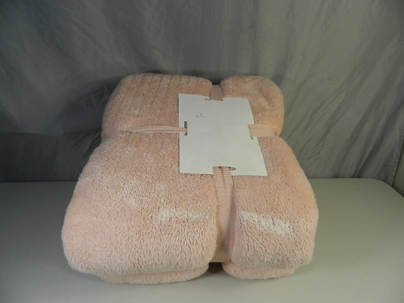 lot 39 image: New Pink Super Soft Blanket