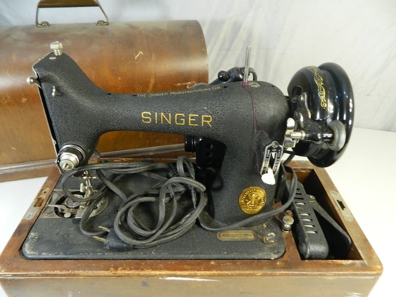 lot 50 image: Old Singer Sewing Machine